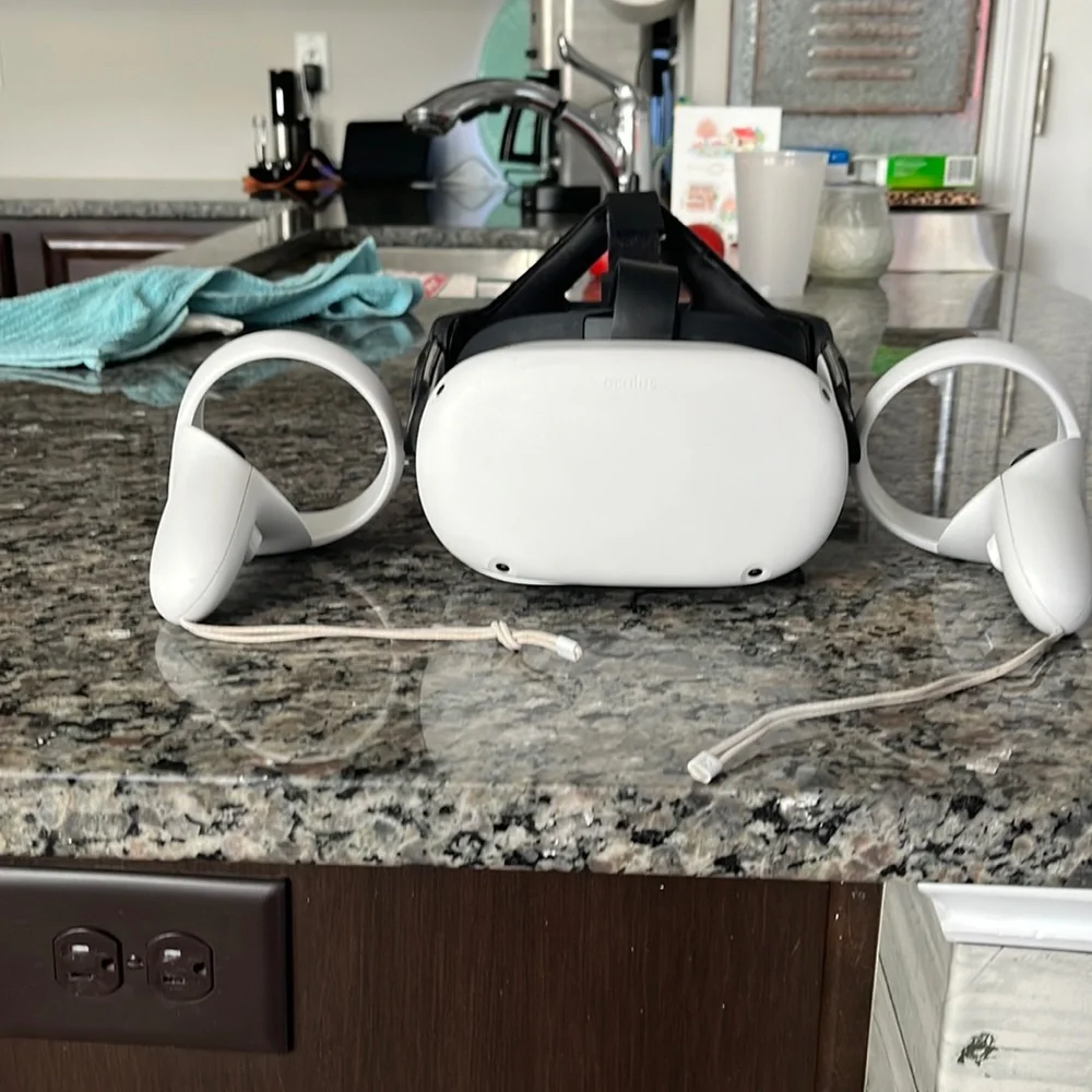 Oculus quest 2 64g, pretty good condition just a few scratches on controllers